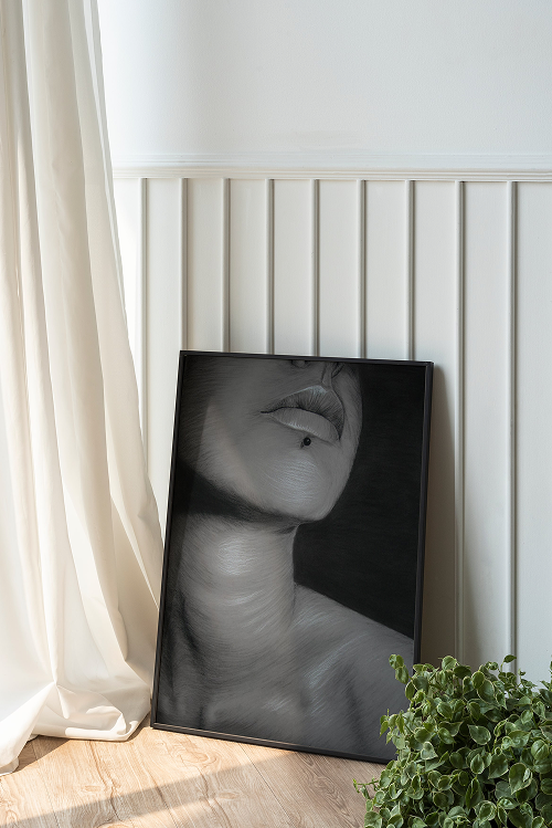 Charcoal portrait with details on the neck area